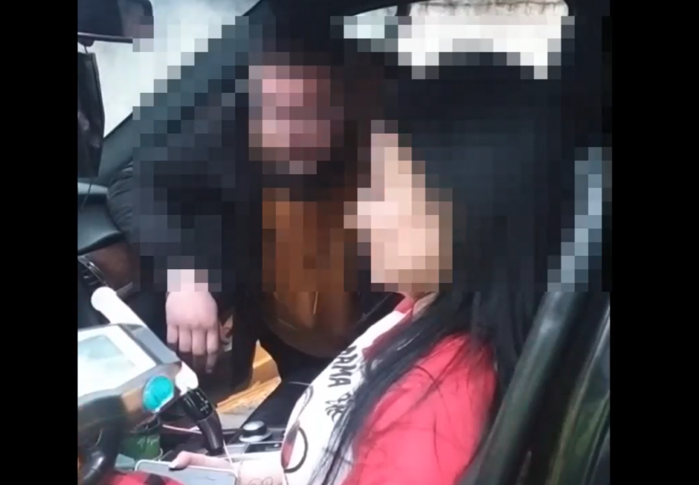„Tu ai de gând să vorbești cu mine în limba rusă sau nu?” O șoferiță beată s-a dat în spectacol în fața polițiștilor